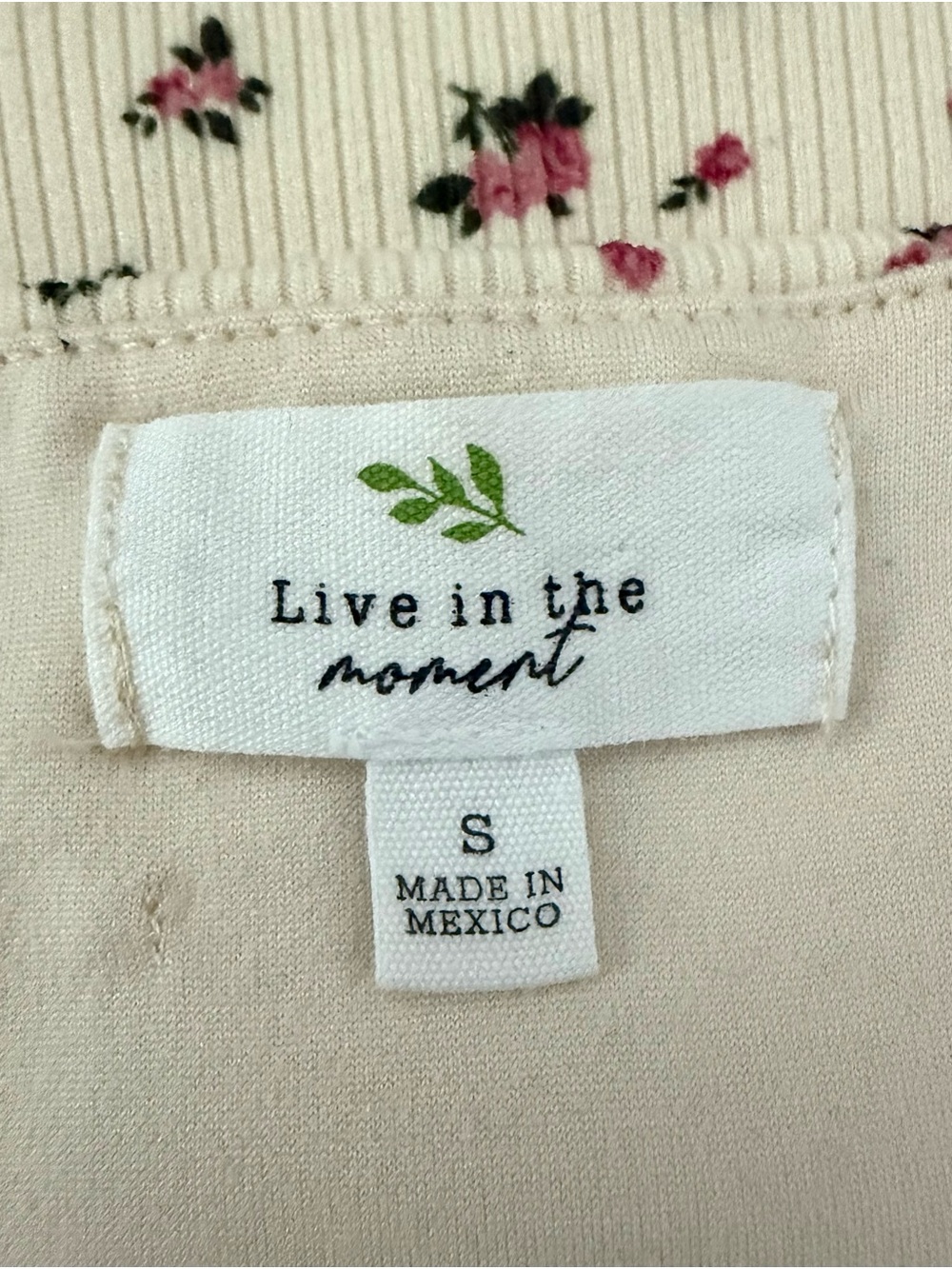 Live In The Moment Women’s S Floral Ribbed Crop Tank Top Henley Cream Pink Y2K - Picture 3 of 3